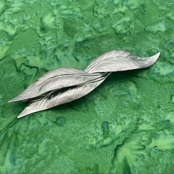 Vintage Triple Leaf Silver Tone Brooch Pin - Picture 14 of 16